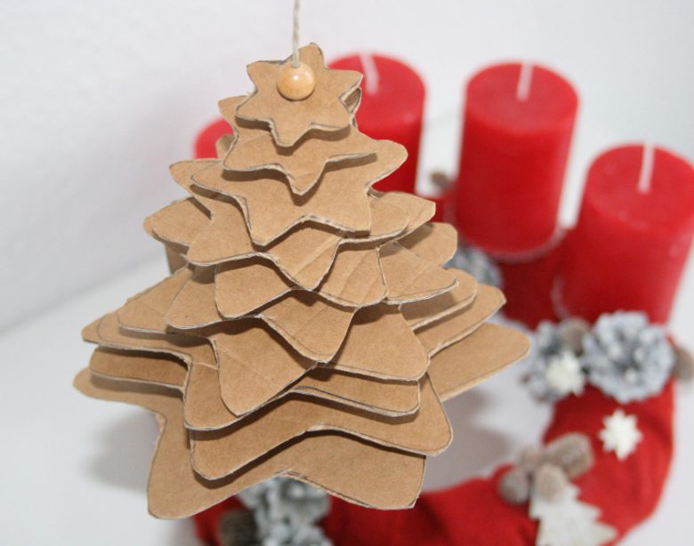 des idées écologiques et originales pour un Sapin de noël en carton