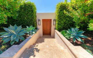 aménager une allée devant la porte d'entrée pour valoriser votre maison
