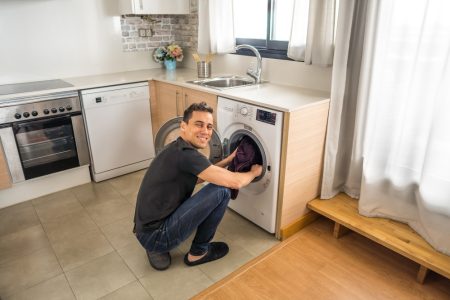 Astuces ingénieuses pour dissimuler élégamment votre machine à laver dans votre intérieur