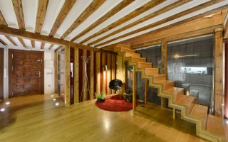 Embellir votre intérieur pour habiller un plafond entre les poutres avec style