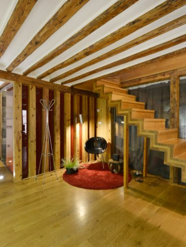 Embellir votre intérieur pour habiller un plafond entre les poutres avec style