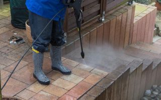 Les méthodes infaillibles pour éliminer la mousse de votre terrasse