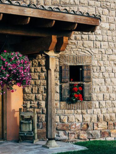 Maison en pierre et en bois pour un habitat naturel et durable