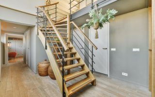 Aménagement sous escalier ouvert pour optimiser votre espace