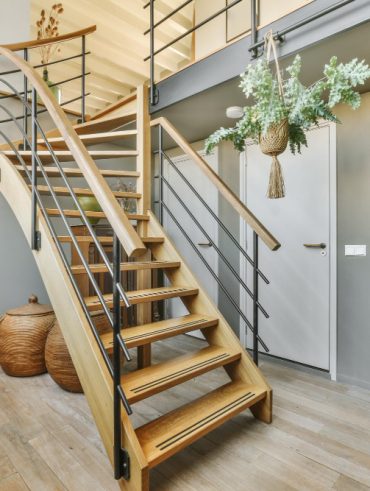 Aménagement sous escalier ouvert pour optimiser votre espace