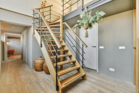 Aménagement sous escalier ouvert pour optimiser votre espace