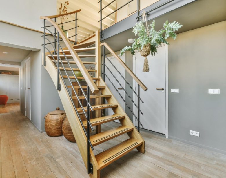 Aménagement sous escalier ouvert pour optimiser votre espace