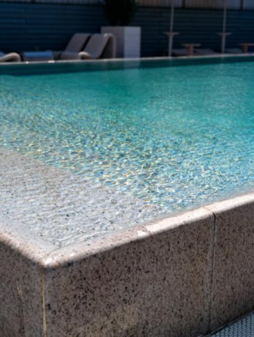 Tout savoir sur la piscine en béton semi enterrée