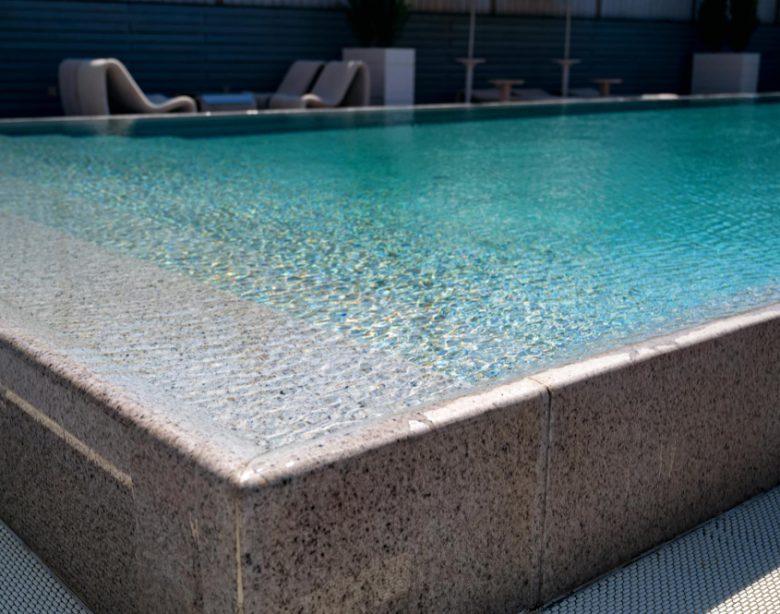 Tout savoir sur la piscine en béton semi enterrée