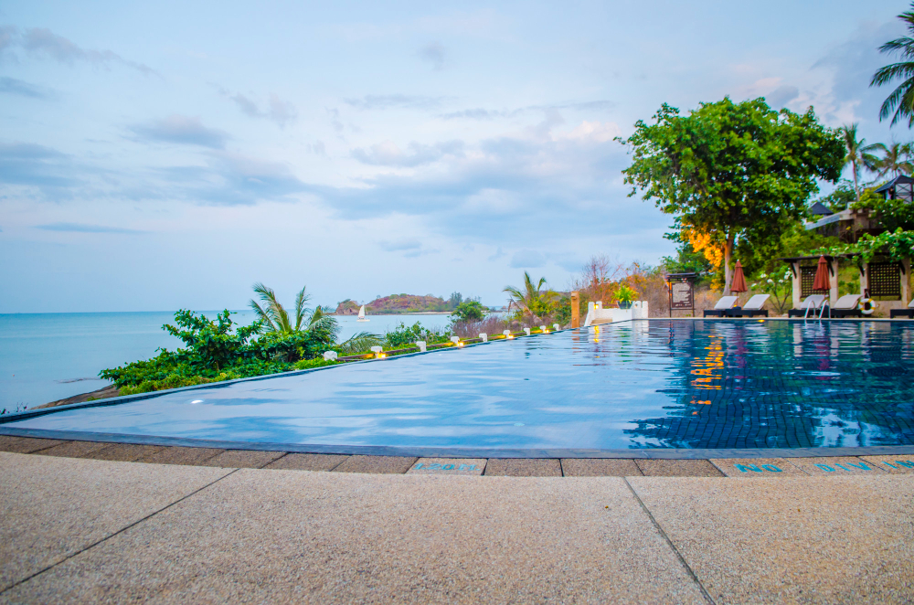 la piscine en béton semi enterrée