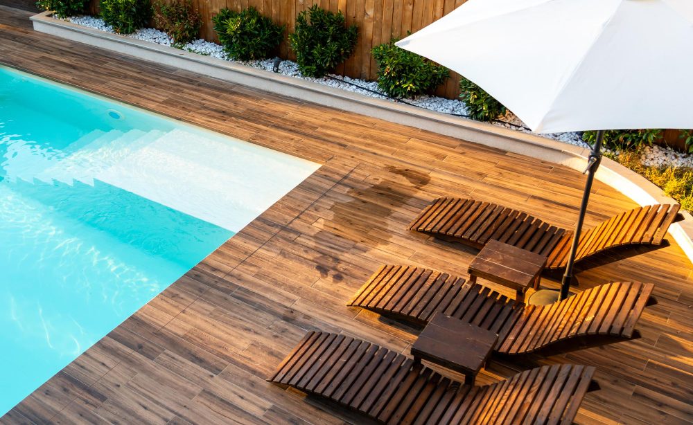 Guide pratique pour installer une piscine sur une terrasse en bois
