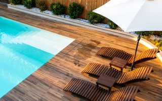 Guide pratique pour installer une piscine sur une terrasse en bois