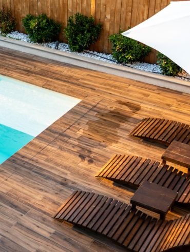 Guide pratique pour installer une piscine sur une terrasse en bois