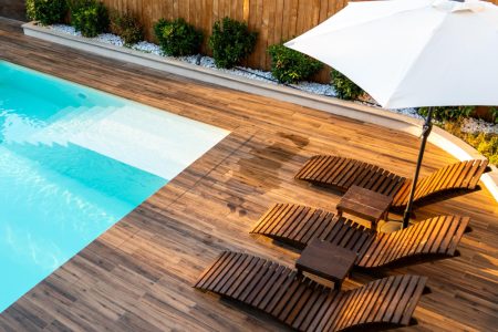 Guide pratique pour installer une piscine sur une terrasse en bois