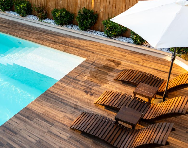 Guide pratique pour installer une piscine sur une terrasse en bois