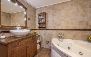 Salle de bain travertin et bois pour créer une ambiance naturelle et élégante