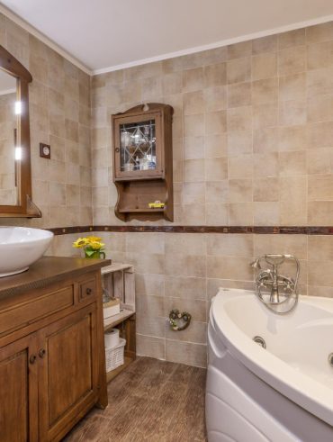 Salle de bain travertin et bois pour créer une ambiance naturelle et élégante