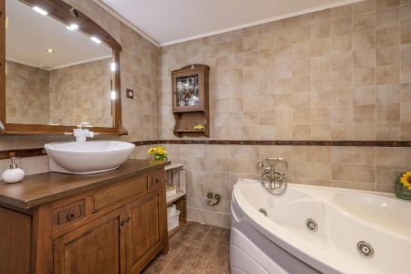 Salle de bain travertin et bois pour créer une ambiance naturelle et élégante