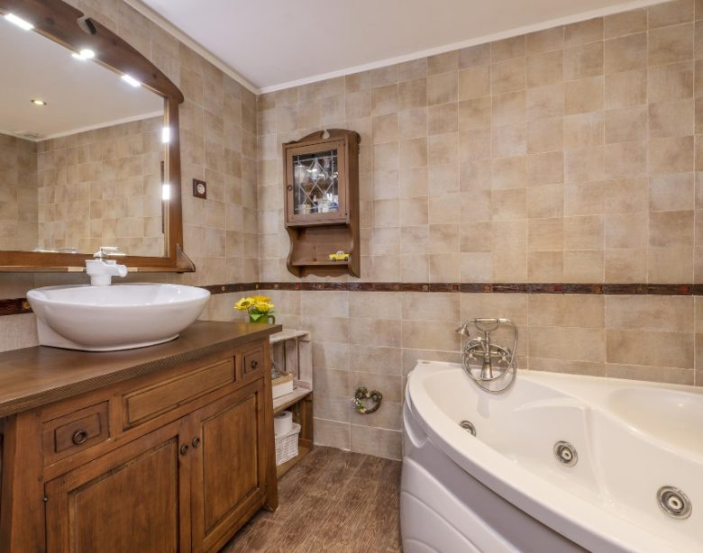 Salle de bain travertin et bois pour créer une ambiance naturelle et élégante