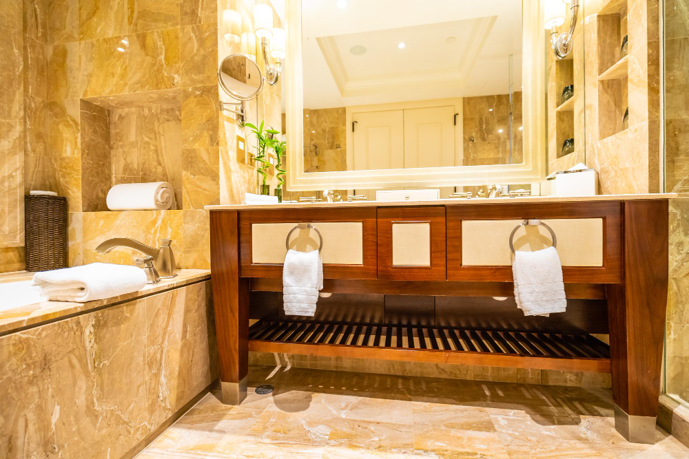 Salle de bain travertin et bois pour créer une ambiance naturelle