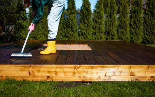 Astuce de grand-mère pour nettoyer efficacement une terrasse en bois