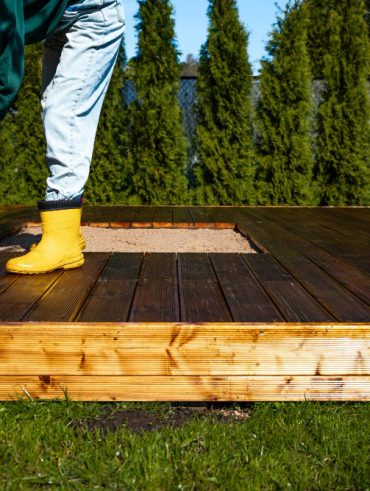 Astuce de grand-mère pour nettoyer efficacement une terrasse en bois