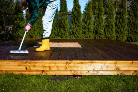 Astuce de grand-mère pour nettoyer efficacement une terrasse en bois