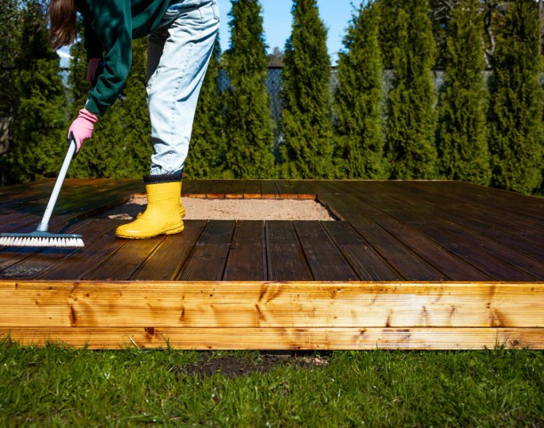 Astuce de grand-mère pour nettoyer efficacement une terrasse en bois