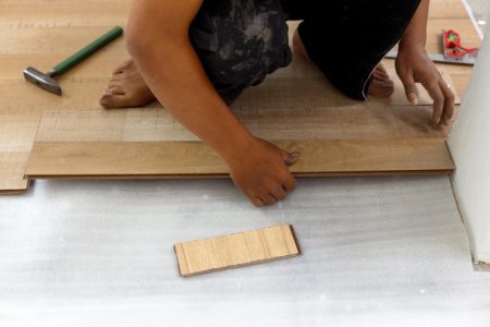 Les secrets pour installer votre parquet facilement et le faire durer dans le temps
