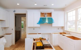 Repeindre votre cuisine sans détacher les portes