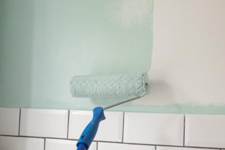 conseils pour choisir une peinture résistante à l’humidité dans la salle de bain