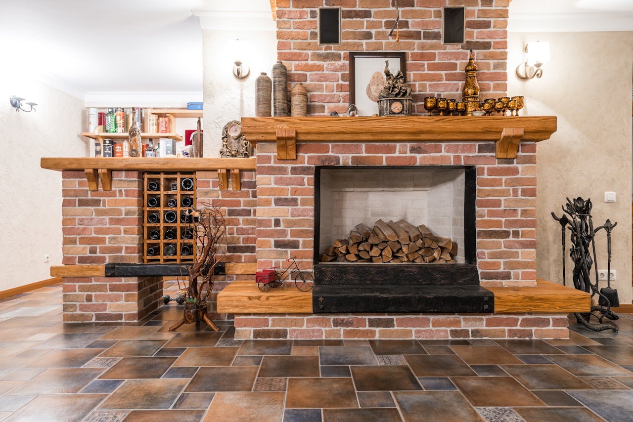 une cheminée rustique en un élément moderne et élégant